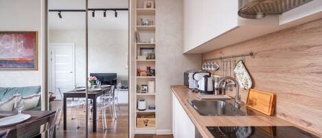 Jääkaappi, mikroaaltouuni, uuni, liesi