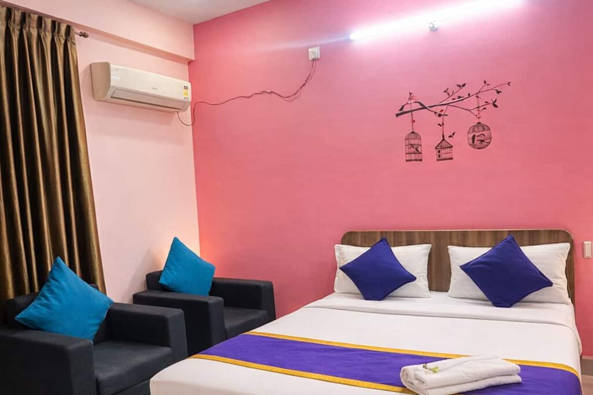 Executive AC | Egyptian cotton sheets, premium bedding, memory foam beds, desk