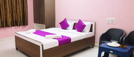 エジプト綿のシーツ、高級寝具、低反発ベッド、デスク