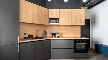 Kjøleskap, mikrobølgeovn, ovn og kokeplater