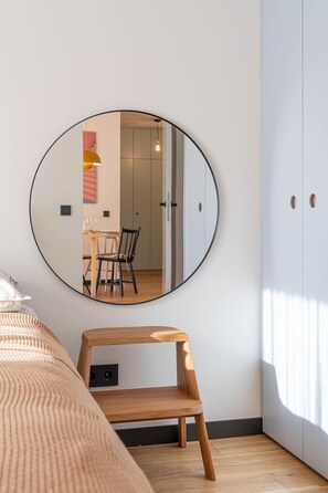 2 habitaciones, escritorio, tabla de planchar con plancha y wifi