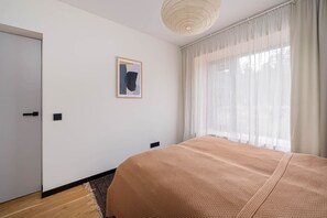 2 chambres, bureau, chambres insonorisées, fer et planche à repasser
