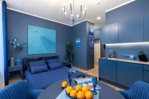 Desk, iron/ironing board, WiFi, bed sheets