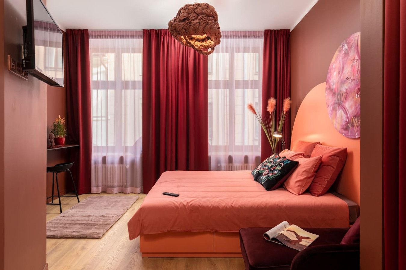 Un dormitorio con cama, escritorio y silla.