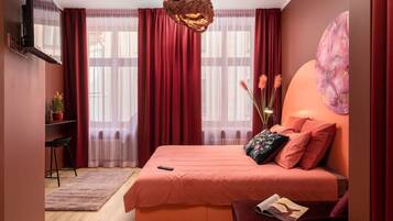 Un dormitorio con cama, escritorio y silla.