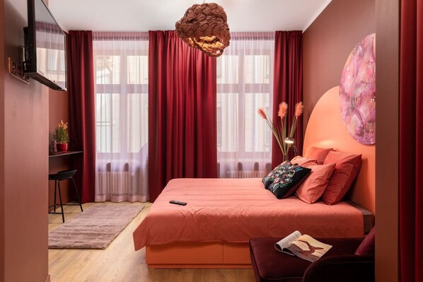 Desk, iron/ironing board, WiFi, bed sheets