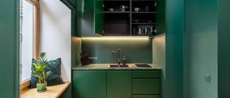 Geladeira, cooktop, chaleira elétrica, torradeira