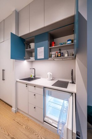 Kühlschrank, Herdplatte, Kochgeschirr/Geschirr/Besteck, Esstisch