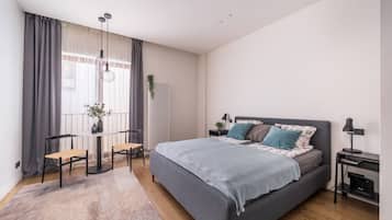 Desk, iron/ironing board, WiFi, bed sheets