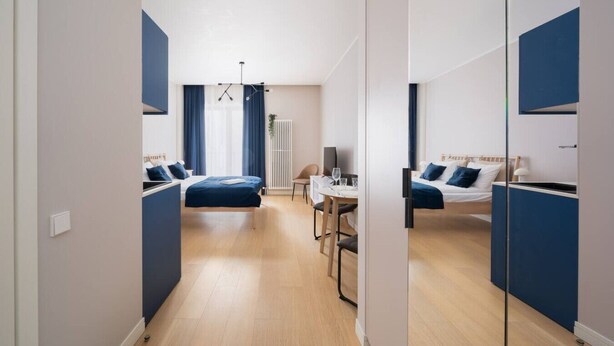 Una habitación de hotel moderna con dos camas, un escritorio y una silla.