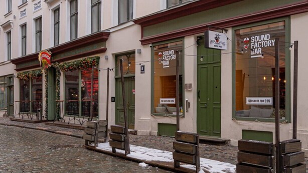 Diversos edificis amb botigues a la façana, incloent-hi un bar i un local de música.