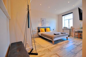 1 habitación, escritorio, tabla de planchar con plancha y wifi 