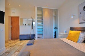 1 habitación, escritorio, tabla de planchar con plancha y wifi 