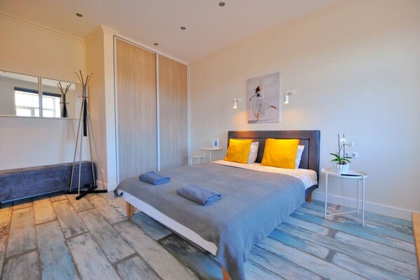 1 habitación, escritorio, tabla de planchar con plancha y wifi 