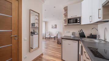 Fridge, microwave, stovetop, cookware/dishes/utensils