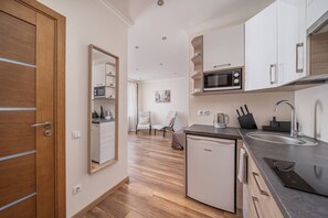 Kühlschrank, Mikrowelle, Herdplatte, Kochgeschirr/Geschirr/Besteck