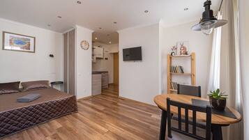 1 bedroom, desk, iron/ironing board, WiFi