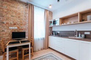 冷蔵庫、電子レンジ、コンロ、調理器具と食器