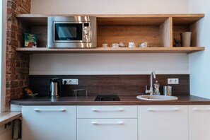 Fridge, microwave, stovetop, cookware/dishes/utensils - Pernavas studio loft with free parking (Riga)