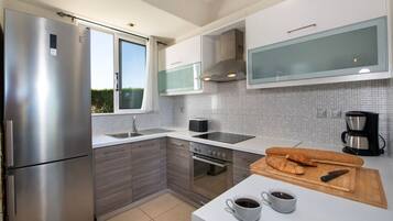 Fridge, oven, stovetop, coffee/tea maker