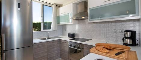 Réfrigérateur, un four, surface de cuisson, cafetiÚre-théiÚre