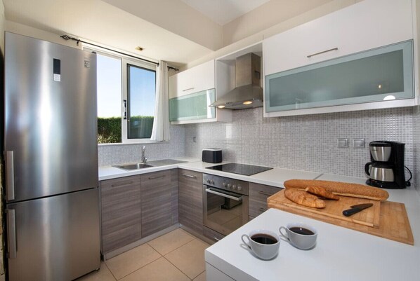 Fridge, oven, stovetop, coffee/tea maker