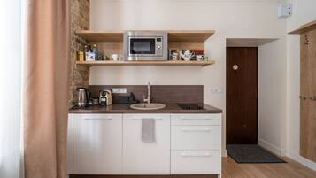 Réfrigérateur, micro-ondes, plaque de cuisson, cafetiÚre/bouilloire