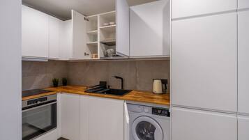 Fridge, oven, stovetop, dishwasher