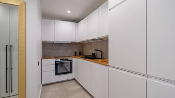 Frigorifero, forno, piano cottura, lavastoviglie