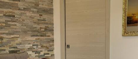 2 間睡房、房內夾萬、熨斗/熨衫板、免費 Wi-Fi