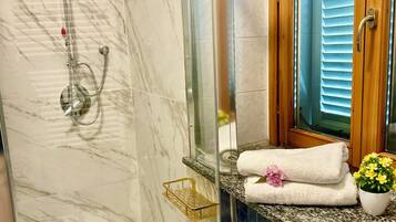 Dusche, Haartrockner, Bidet, Handtücher