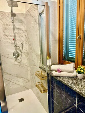 Douche, sèche-cheveux, bidet, serviettes fournies