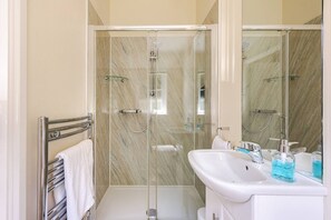 Een douche, een haardroger, handdoeken, zeep