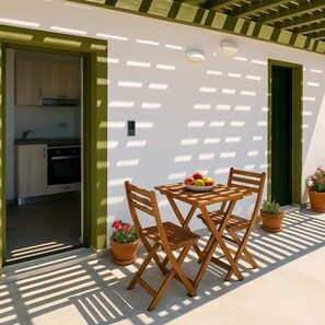 Outdoor dining - Ampelas Nostalgia Apartments - Paros Apollon Gem (Ampelas)