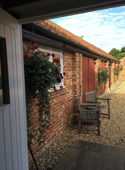 The Milk House, beautiful dairy cottage, pet friendly and beautiful views
