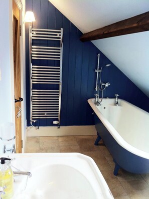 Shower, hair dryer, towels, soap - The Milk House, beautiful dairy cottage, pet friendly and beautiful views (DEVIZES)