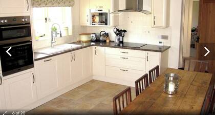 The Milk House, beautiful dairy cottage, pet friendly and beautiful views
