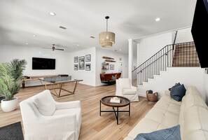 TV - Holiday Availability! Private Pool! Swim up Bar! LSV! 2 Blocks from the Beach! (Miramar Beach)