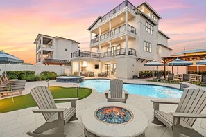 A heated pool - Holiday Availability! Private Pool! Swim up Bar! LSV! 2 Blocks from the Beach! (Miramar Beach)