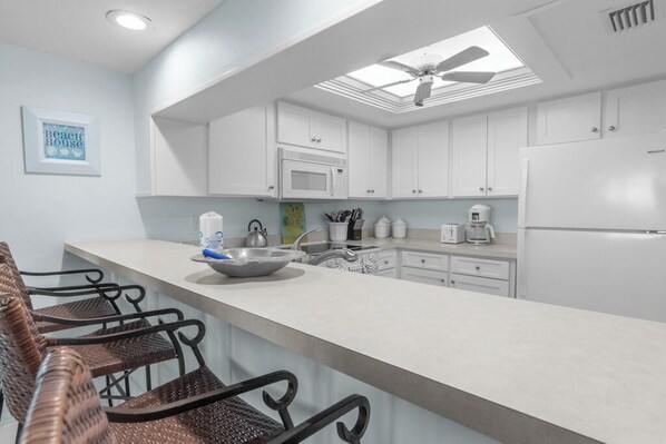 Køleskab, mikrobølgeovn, kogeplade, opvaskemaskine