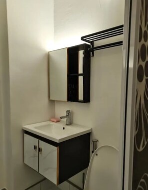 Douche, serviettes fournies, savon, papier toilette