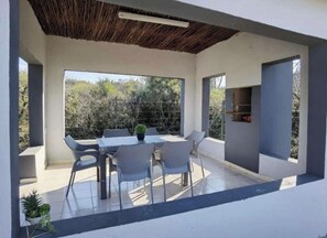 Villa, 2 chambres, fumeurs, piscine privée | Restauration extérieure