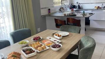Villa, 2 habitaciones, para fumadores, alberca privada | Comedor