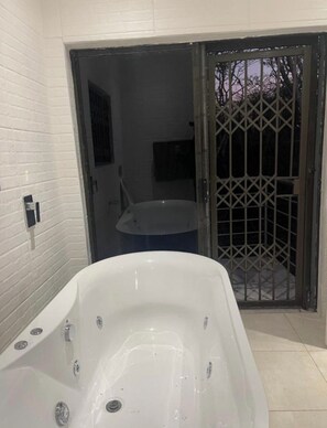 Villa, 2 chambres, fumeurs, piscine privée | Salle de bain | Peignoirs