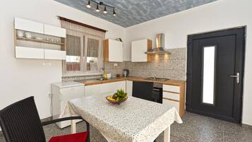 Studio, Mehrere Schlafzimmer, Terrasse, Poolblick | Esszimmer