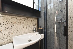Studio, Multiple Bedrooms, Patio, Pool View | Bathroom