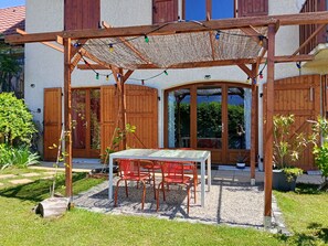 Outdoor dining - L' Aparté Nature; gîte for up to 6 people between mountains and countryside (Jarrie)