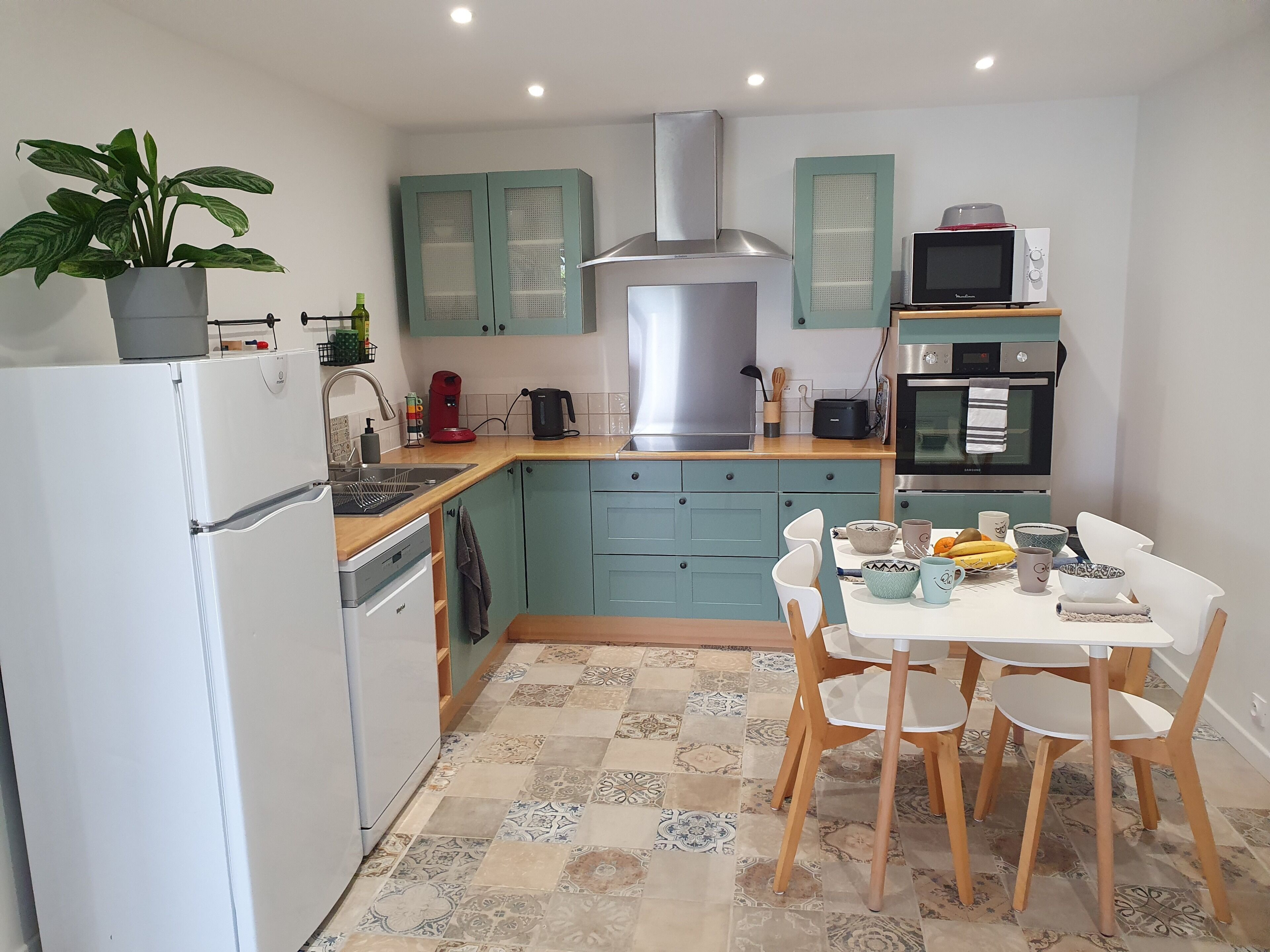 Coffee/tea maker, fridge, microwave, oven