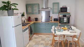 Coffee/tea maker, fridge, microwave, oven