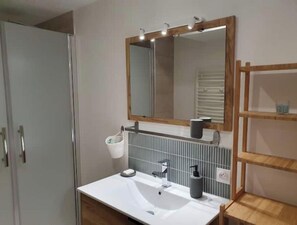 Haartrockner, Handtücher, Seife, Toilettenpapier